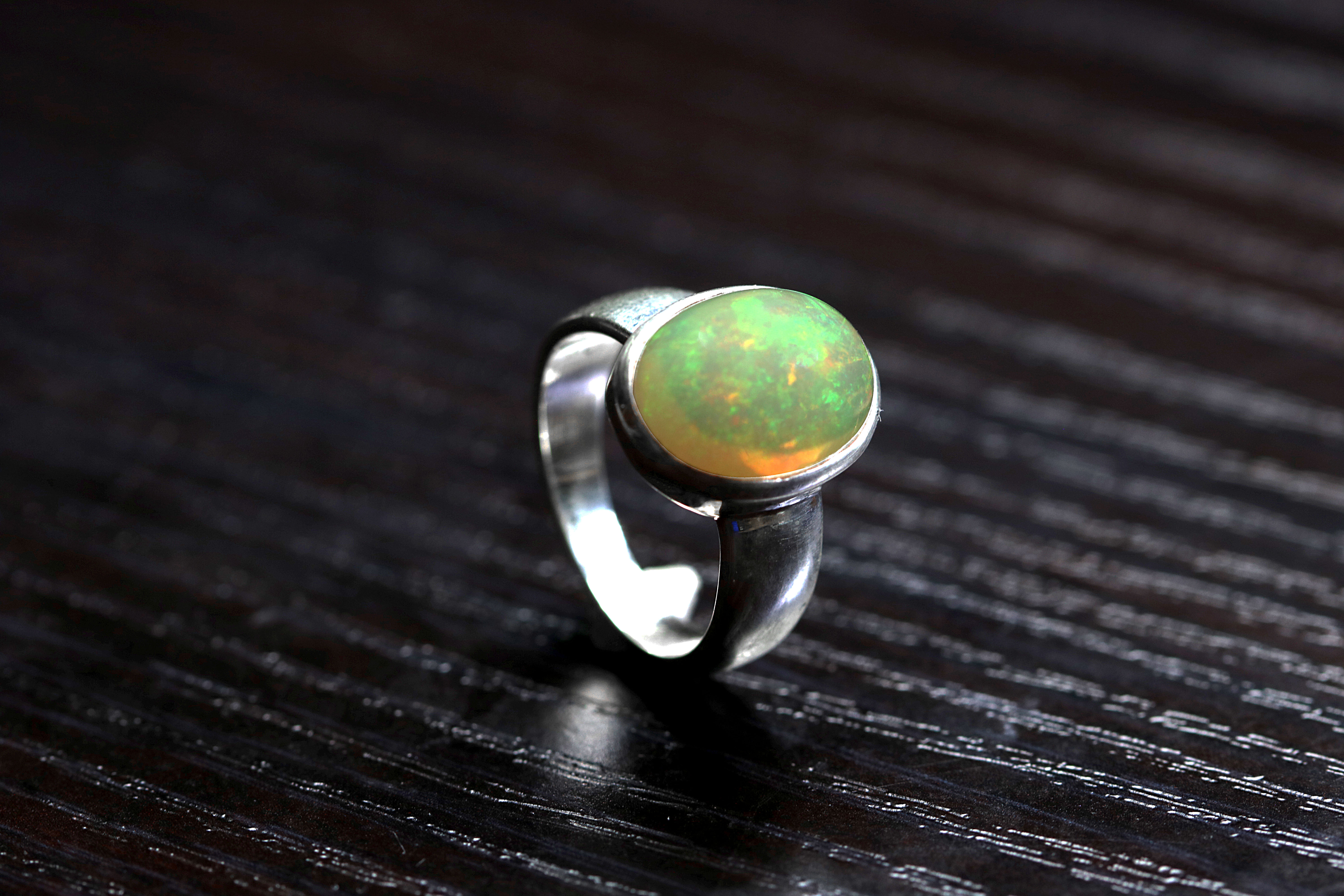 Top Welo Opal  Ring