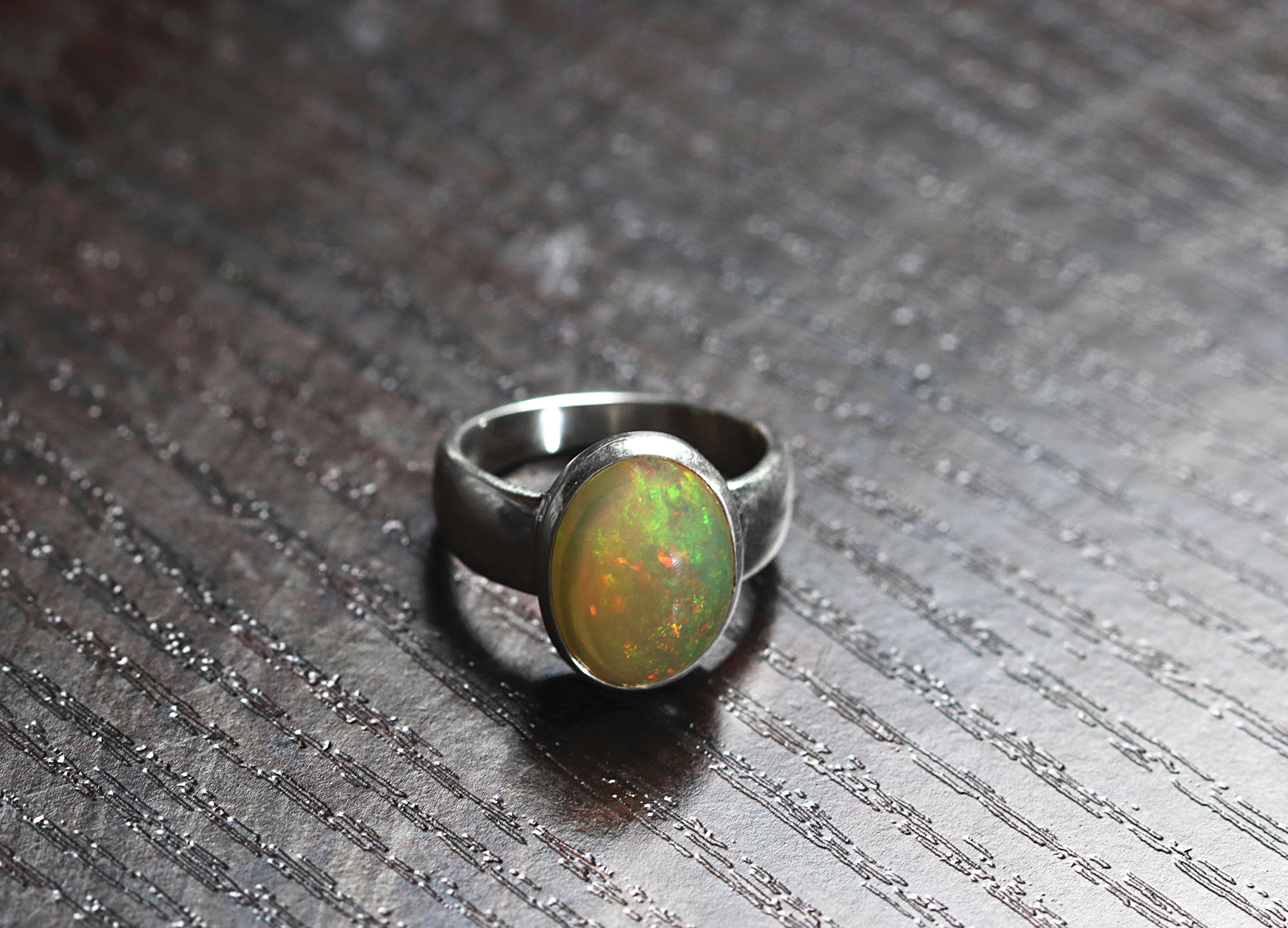 Top Welo Opal  Ring