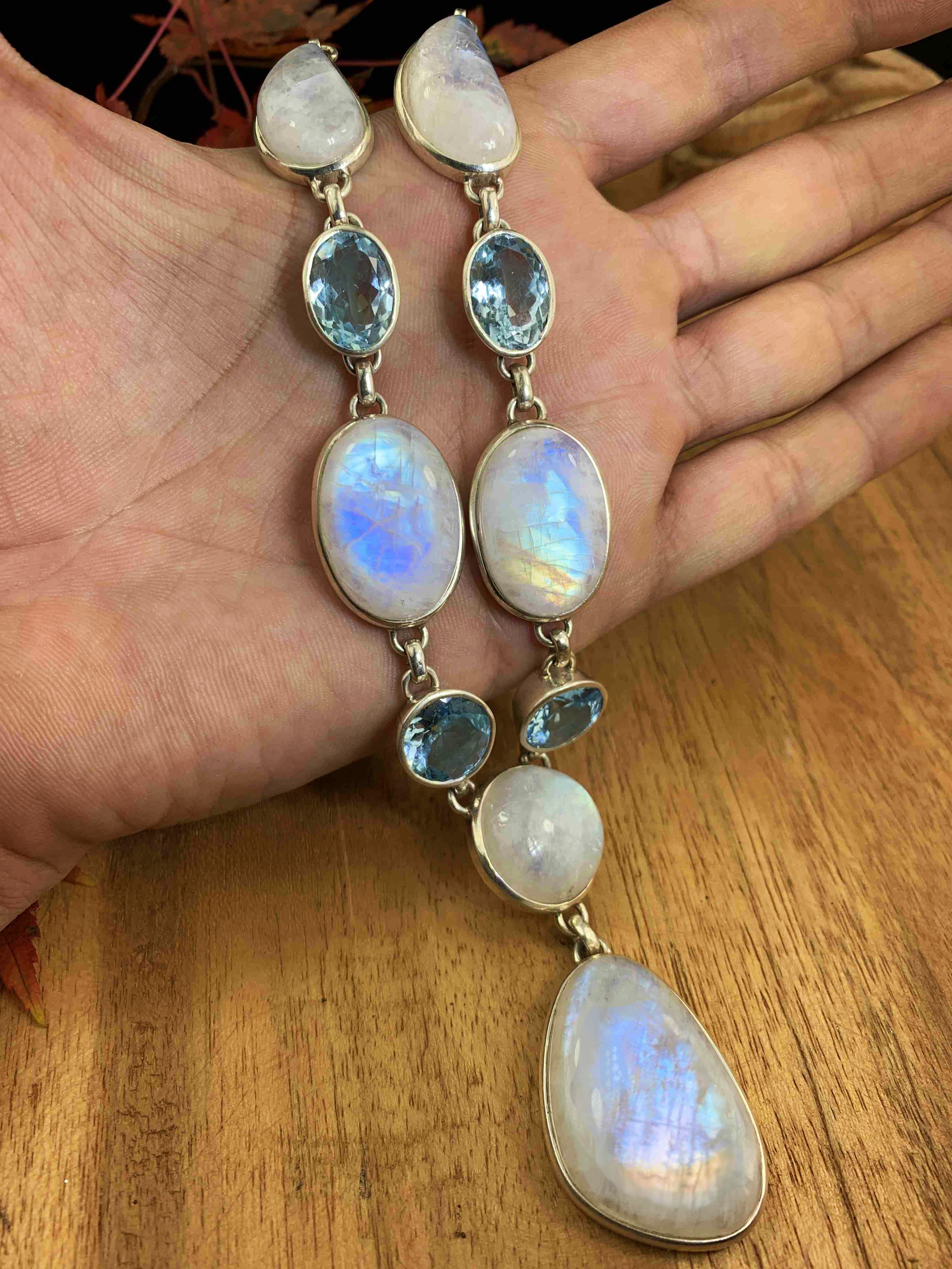 Top Mondstein mit Blautopas Collier
