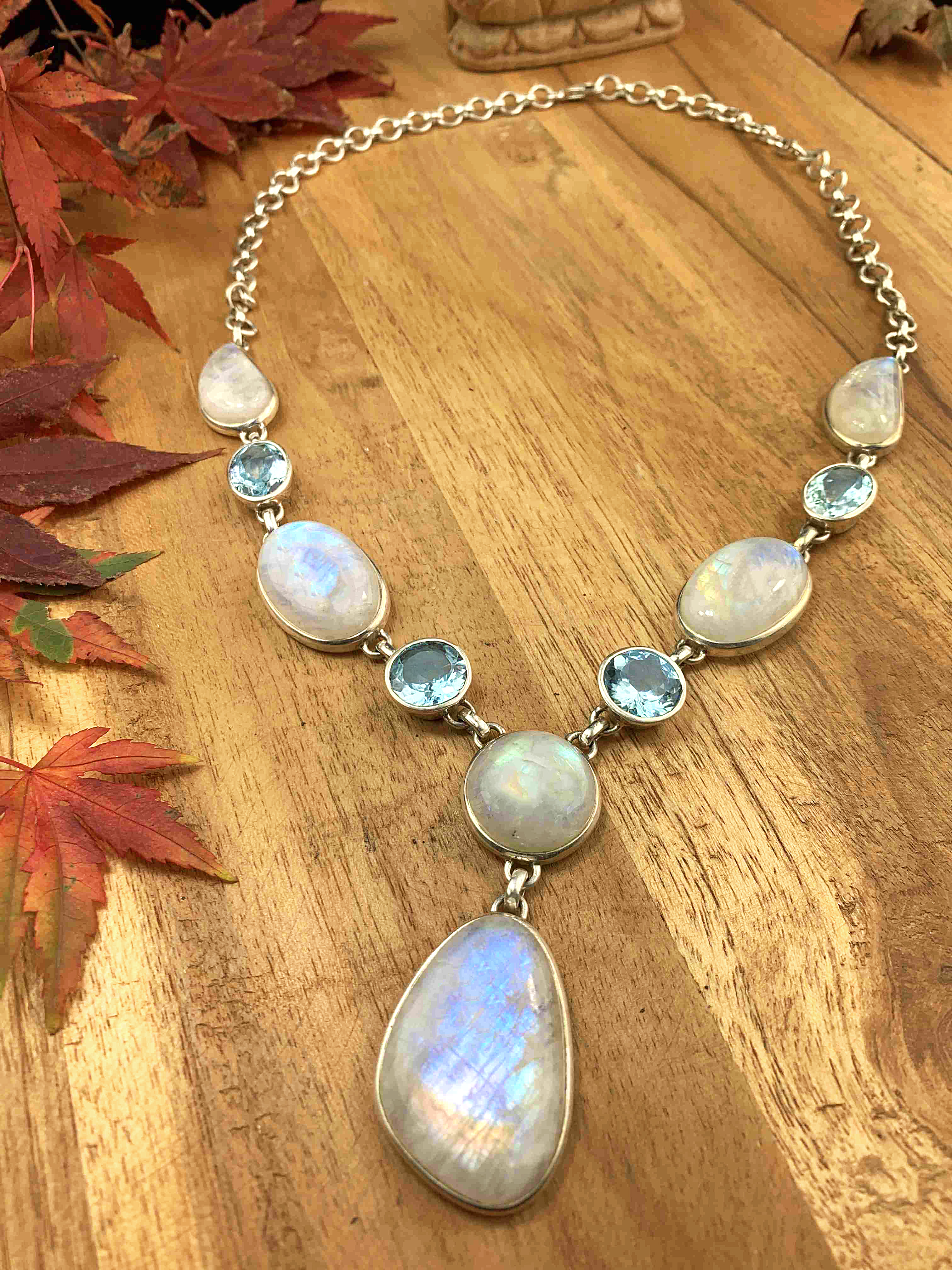 Top Mondstein mit Blautopas Collier