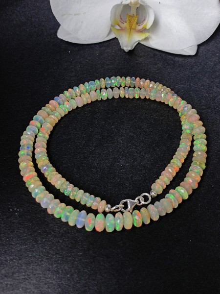 Top Welo Opal Necklace